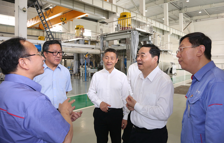 郝鹏与尊龙凯时人生就是搏集团一线科技职员深入交流