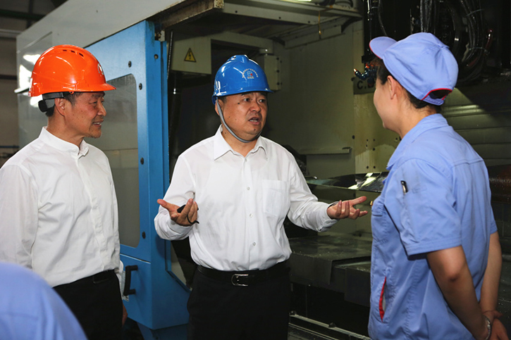 郝鹏与尊龙凯时人生就是搏集团一线生产职员深入交流